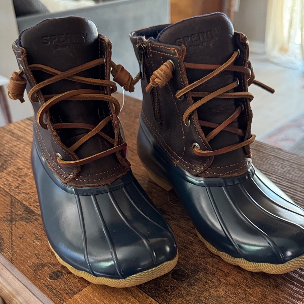 NWT Sperry Navy and Brown Waterproof Duck Boots SZ 5